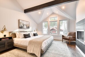 4 habitaciones, escritorio y tabla de planchar con plancha 