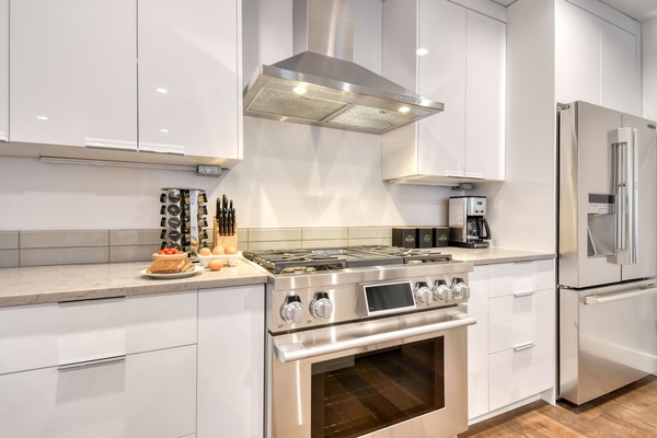 Een koelkast, een magnetron, een oven, een kookplaat