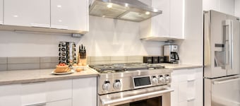 Webster by AvantStay | ⛷️ Central Location w/ Hot Tub and Patio