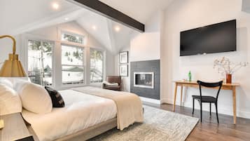 4 habitaciones, escritorio y tabla de planchar con plancha