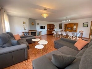 TV, fireplace