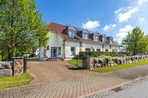 Unclassified image, 2 of 39, button