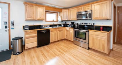 Cozy Caribou Corner in peaceful wooded area, close to airport, trails, Sleeps 7!
