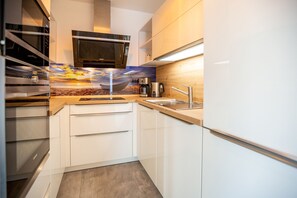 Kühlschrank, Mikrowelle, Ofen, Geschirrspüler