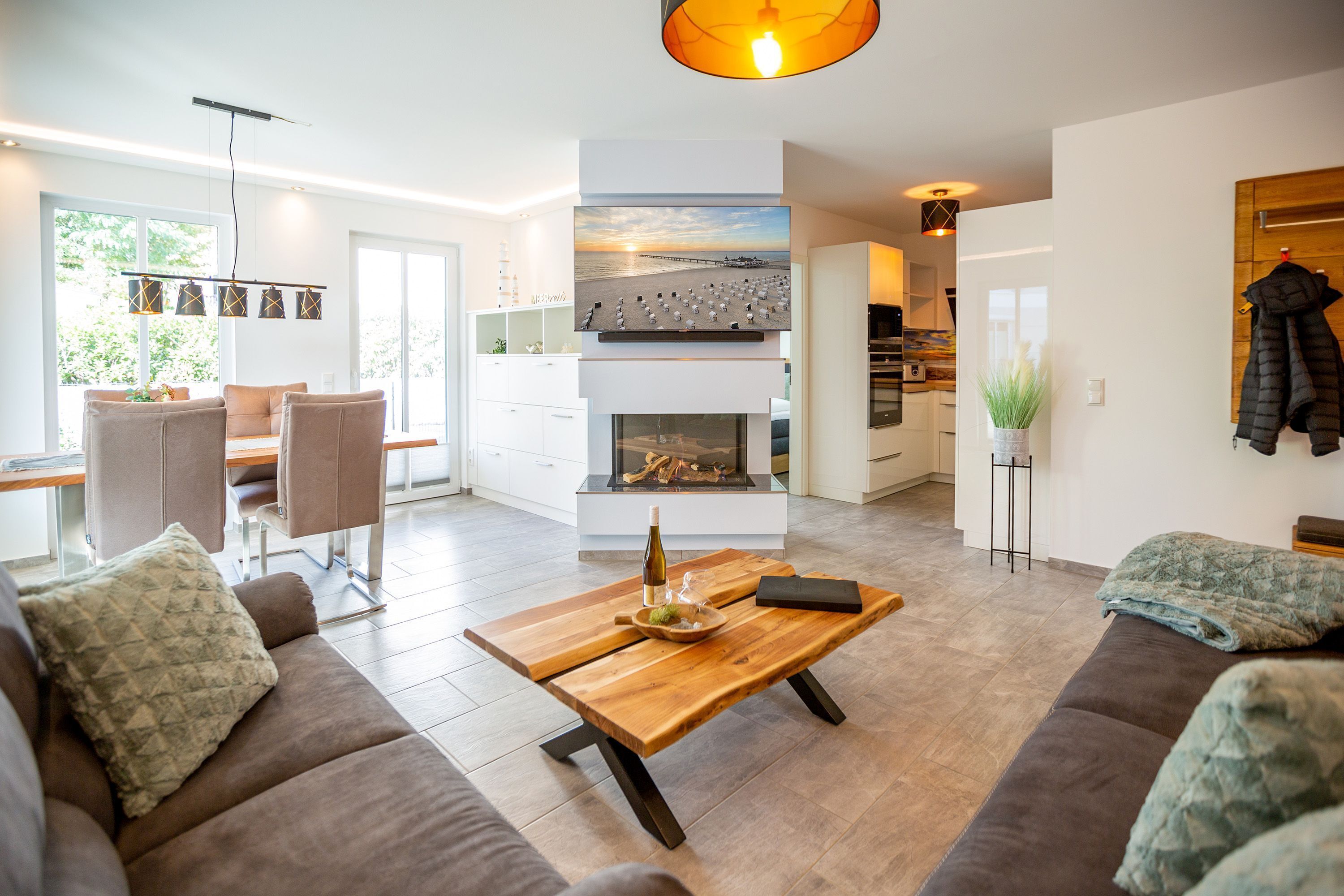 TV, fireplace
