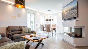 Una sala de estar moderna con sofá, mesa de centro y chimenea.