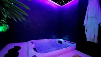 Indoor spa tub