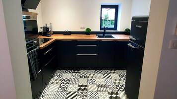 KĂŒhlschrank, Mikrowelle, Ofen, Herdplatte