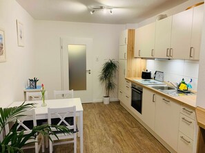 Fridge, oven, dishwasher - Vacation apartment Emden Altstadt Ankerplatz - Ground floor apartment (Emden)