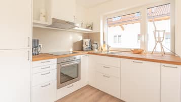 Kühlschrank, Ofen, Geschirrspüler, Wasserkocher mit Kaffee-/Teezubehör