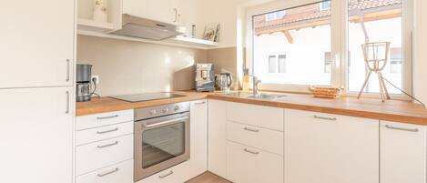 Fridge, oven, dishwasher, coffee/tea maker