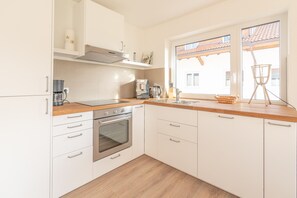 ثلاجة، فرن، غسالة أطباق، ماكينة لصنع القهوة/الشاي