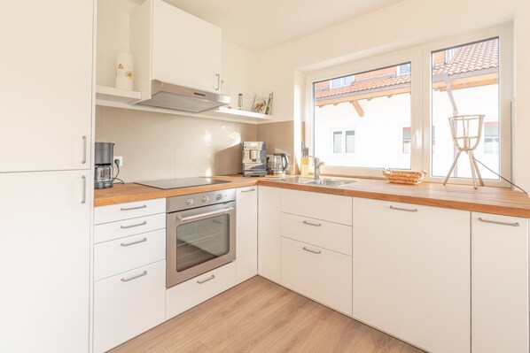 Kühlschrank, Ofen, Geschirrspüler, Wasserkocher mit Kaffee-/Teezubehör