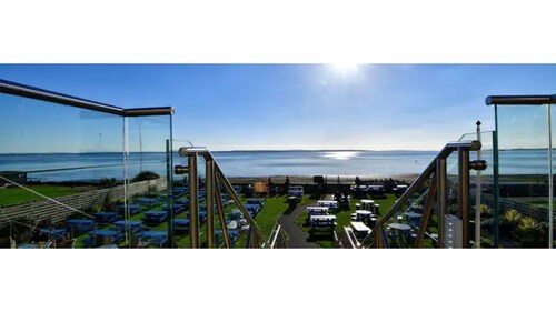 Seaview dog friendly ground floor flat 1 min to beach sleeps 4