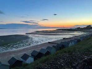 Beach nearby, sun loungers - Seaview dog friendly ground floor flat 1 min to beach sleeps 4 (Fareham)