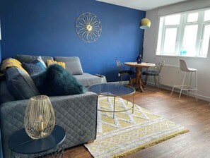 Smart TV, books - Seaview dog friendly ground floor flat 1 min to beach sleeps 4 (Fareham)