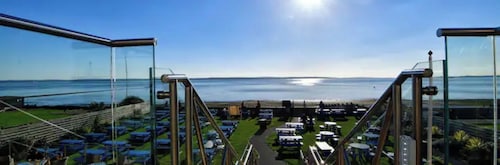 Seaview dog friendly ground floor flat 1 min to beach sleeps 4