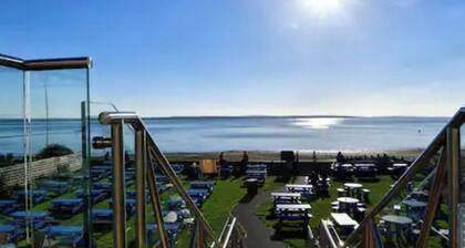 Seaview dog friendly ground floor flat 1 min to beach sleeps 4