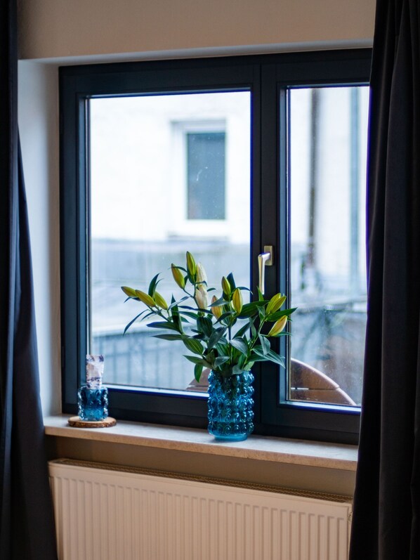 Une fenêtre donnant sur un bâtiment situé à l’extérieur.