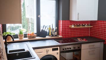 Kühlschrank, Ofen, Herdplatte, Wasserkocher mit Kaffee-/Teezubehör