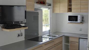 Réfrigérateur, micro-ondes, plaque de cuisson, cafetiÚre/bouilloire