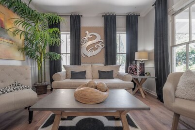 Bayshore bungalow w/covered porch/walk to Tampa Bay