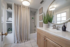 Duschwanne, Haartrockner, Bidet, Handtücher