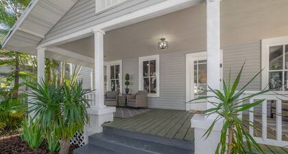 Bayshore bungalow w/covered porch/walk to Tampa Bay