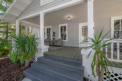 Bayshore bungalow w/covered porch/walk to Tampa Bay