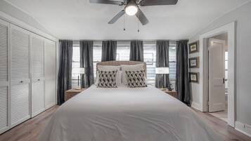 2 Schlafzimmer, Schreibtisch, BĂŒgeleisen/BĂŒgelbrett, kostenloses WLAN