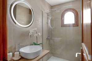 Een douche, een haardroger, handdoeken