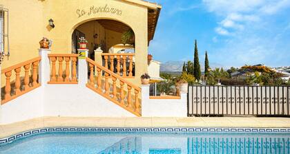 Appartement "La Mandarina" avec vue sur les montagnes, piscine, Wi-Fi, climatisation et terrasse.