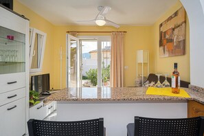 Interior - Apartment "La Mandarina" with Mountain View, Pool, Wi-Fi, A/C & Terrace (Palmeria)