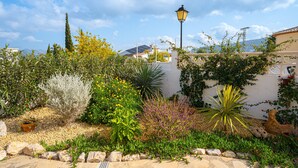 A garden with various plants and a lamp post. - Apartment "La Mandarina" with Mountain View, Pool, Wi-Fi, A/C & Terrace (Palmeria)