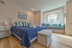 4 bedrooms, desk, iron/ironing board, free WiFi
