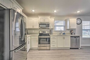 Microwave, stovetop, dishwasher, coffee/tea maker