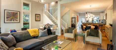 Télévision, cheminée, livres