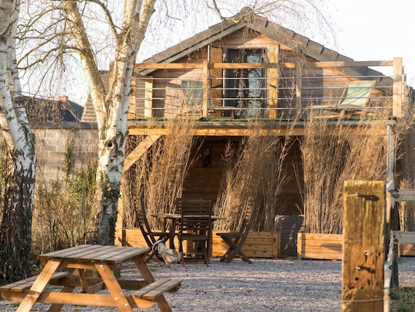 Outdoor dining - Wooden chalet in Hasnon, tranquility and comfort with terrace and garden (Hasnon)