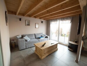 TV - Wooden chalet in Hasnon, tranquility and comfort with terrace and garden (Hasnon)
