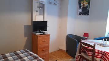 1 habitación, tabla de planchar con plancha y wifi