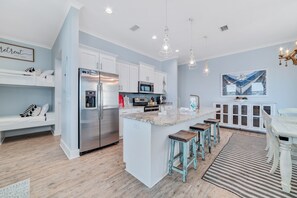 Frigorifero, microonde, forno, piano cottura