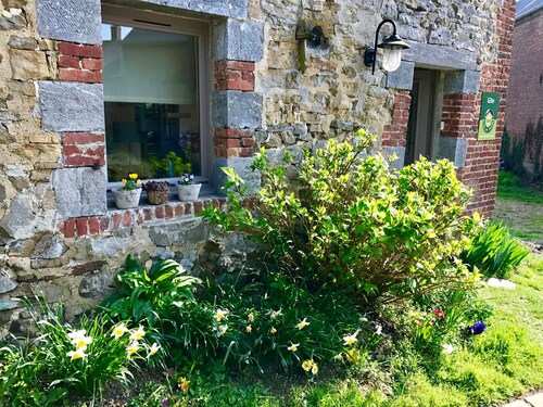 Gîte paisible avec jardin privé, cheminée et équipements modernes au cœur du Parc Naturel de l'Avesnois