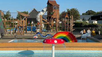 Een buitenzwembad, een verwarmd zwembad