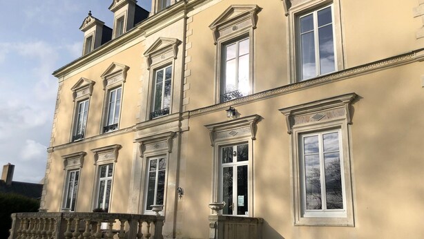 A classical building with symmetrical windows and a stone balustrade. - Charming XIXth Century Château near Le Mans with Pool and Park (Parennes)