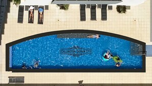 Una piscina con un cartel que dice "CALINGTON DARWIN CITY" y una persona nadando.