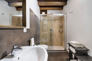 Dusche, Haartrockner, Handtücher