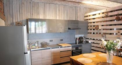 Cottage in a renovated stable with private garden, air conditioning, parking, WIFI