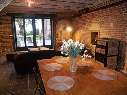 Cottage in a renovated stable with private garden, air conditioning, parking, WIFI