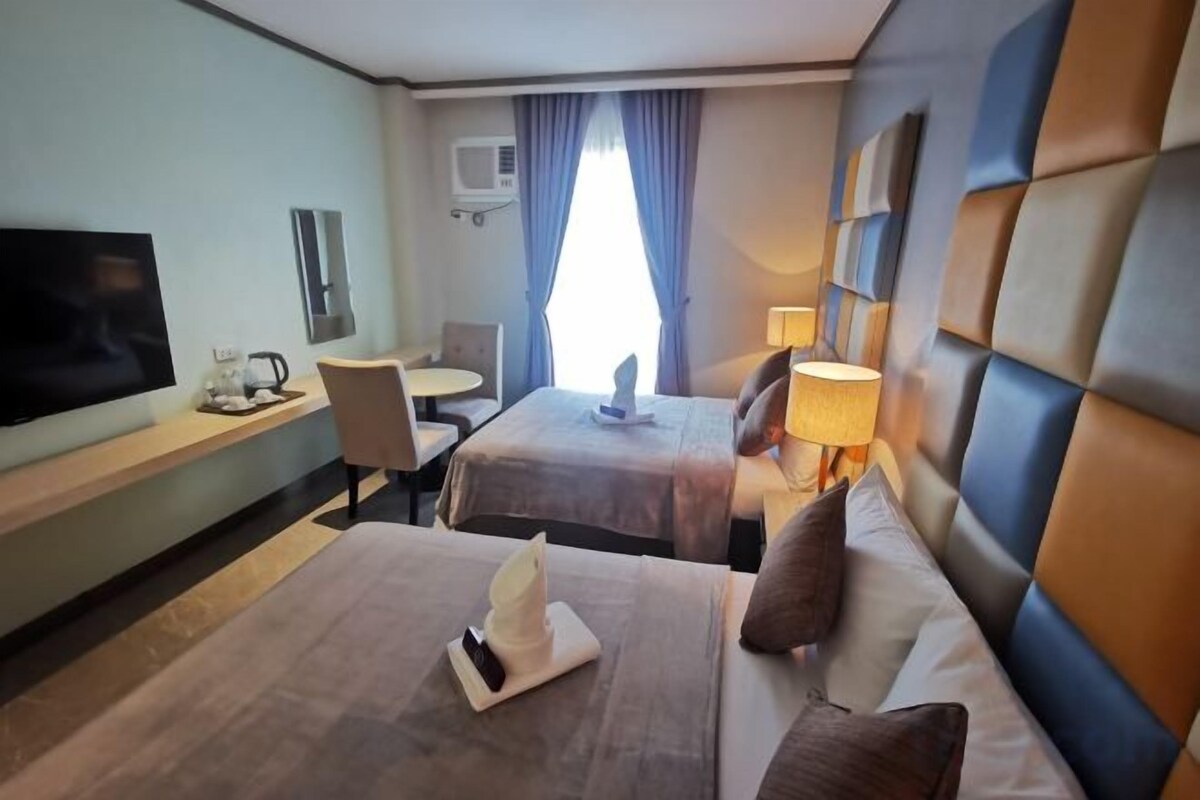 Premium bedding, desk, laptop workspace, WiFi (free)
