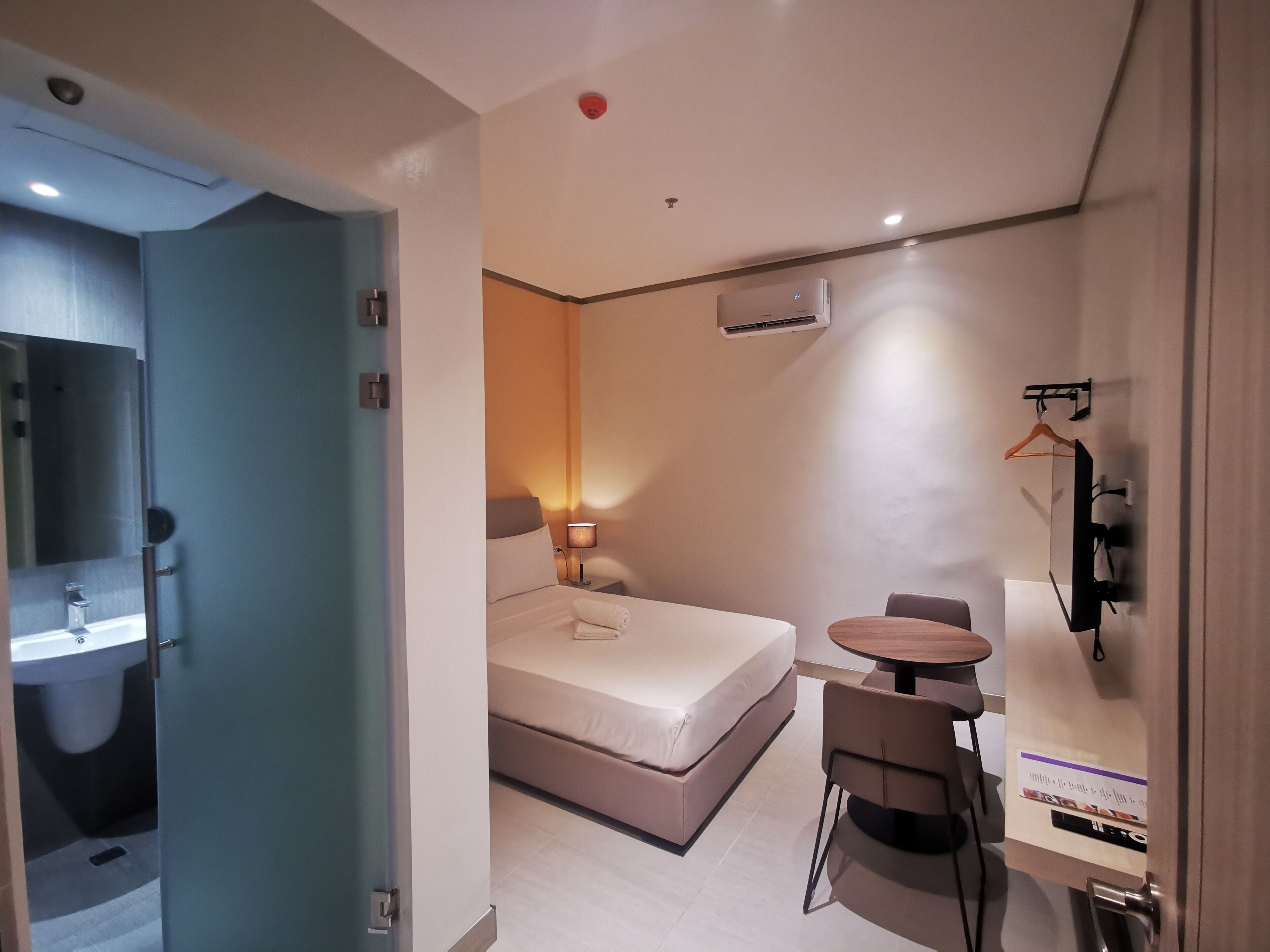Premium bedding, desk, laptop workspace, free WiFi